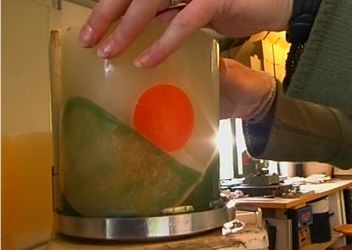 Arrangieren der gepressten Blüten in der Werkstatt